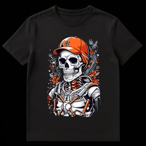 Può includere: T-shirt nero con un'illustrazione di uno scheletro a tema baseball. Lo scheletro indossa un cappellino da baseball arancione e l'attrezzatura da ricevitore, su uno sfondo floreale con accenti arancioni e blu. Il design include una palla da baseball e la lettera "H".