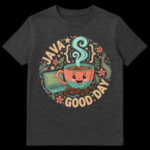 Peut inclure: T-shirt gris fonc&eacute; avec un motif color&eacute;. Le design comprend une tasse de caf&eacute; souriante avec de la vapeur, un ordinateur portable, des grains de caf&eacute; et les mots "JAVA GOOD DAY" dispos&eacute;s en cercle avec des fleurs et des &eacute;toiles.