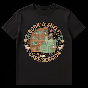Peut inclure: T-shirt noir avec un motif circulaire. Le motif représente une bibliothèque, un fauteuil et les mots "BOOK A SHELF CARE SESSION". Le design comprend des plantes, des livres et une tasse de café, créant une scène chaleureuse et accueillante.