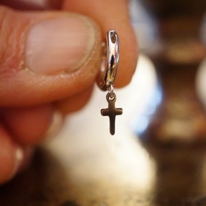 Stalen kleine Cross Dangle Oorbellen - Drop Huggie Hoop Oorbellen - Rvs Hoepel Bengelen Cross Earring