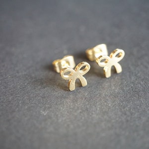 Gouden stud oorbellen Strik, roestvrij staal oorbellen, Sierlijke stud oorbel, Bow Stud Oorbellen, Minimalistische Gouden Stud Oorbellen