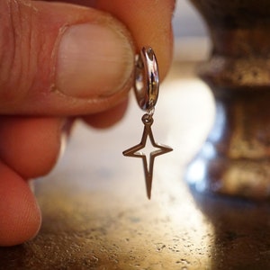 Star hoop, Steel Star oorbel, Silver Star Hoop oorbel, Star oorbel, Tiny Steel hoepels, Kleine zilveren hoepels, Star charm oorbellen, Bungle hoepels