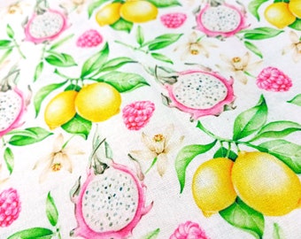 Könnte beinhalten: Weißer Stoff mit einem sich wiederholenden Muster aus rosa Drachenfrüchten, gelben Zitronen, grünen Blättern und rosa Himbeeren.