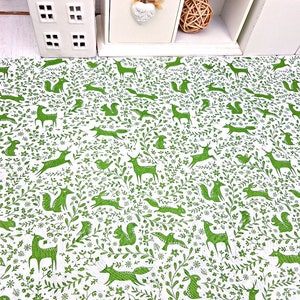 K&ouml;nnte beinhalten: Gr&uuml;ner und wei&szlig;er Stoff mit einem sich wiederholenden Muster aus Hirschen, Eichh&ouml;rnchen, V&ouml;geln und Blumenmustern. Der Stoff ist perfekt f&uuml;r Bastelarbeiten, Quilten und Dekorationen im Haus.