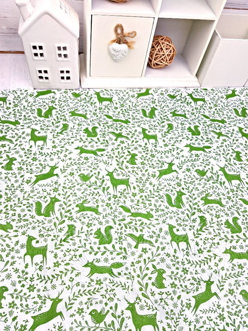 K&ouml;nnte beinhalten: Gr&uuml;ner und wei&szlig;er Stoff mit einem sich wiederholenden Muster aus Hirschen, Eichh&ouml;rnchen, V&ouml;geln und Blumenmustern. Der Stoff ist perfekt f&uuml;r Bastelarbeiten, Quilten und Dekorationen im Haus.