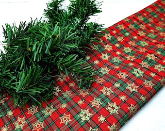 Könnte beinhalten: Roter und grüner karierter Stoff mit goldener Schneeflocken-Stickerei. Der Stoff ist perfekt zum Basteln von Weihnachtsdekorationen oder zum Nähen von festlichen Projekten.