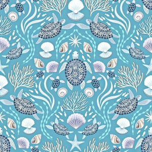Pode incluir: Um padrão repetitivo sobre um fundo azul claro com tartarugas marinhas azul-escuras com detalhes brancos na carapaça, ramos de coral brancos, várias conchas, estrelas-do-mar e pequenos peixes dispostos simetricamente.