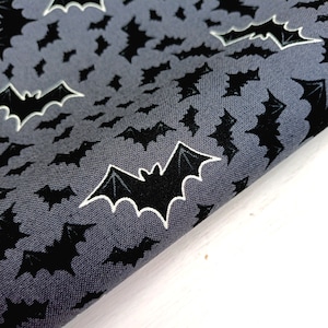 Halloween-stof, 100% premium katoenen stof Lewis & Irene, vleermuiskatoenprint op donkergrijs, spookachtig materiaal, quilten naaien ambachtelijke stof