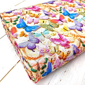 Schmetterling 3D-Stoff, 100% Baumwolle, mehrfarbiger Stickerei-Effekt Schmetterlings-Druck, Quilt-Nähmaterial von Fat Quarter / Halbe Meter / Meter