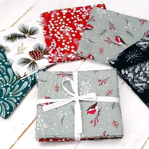 Christmas Forest Fat Quarter Bundle, 100% Cotton, Festive Robin Floral Metallic Gold Fat Quarters, Quilting Sewing Craft Fabric, Set of 5
