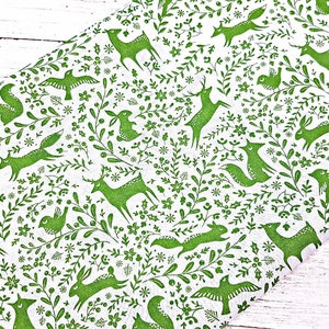 K&ouml;nnte beinhalten: Gr&uuml;ner und wei&szlig;er Stoff mit einem sich wiederholenden Muster aus Hirschen, F&uuml;chsen, V&ouml;geln, Kaninchen und Blumenmustern.