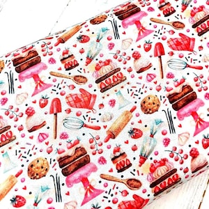 Könnte beinhalten: Weißer Stoff mit einem sich wiederholenden Muster aus Aquarell-Illustrationen von Kuchen, Gebäck und Backutensilien. Das Muster enthält Streusel, Vanilleschoten und rote Beeren.