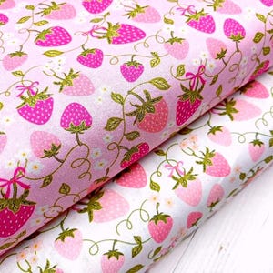 Erdbeer Blumen Stoff, 100% Bio-Baumwolle, Sommer Obst Material, Lebensmittel Stoff, Quilt Sewing Craft Fabric von Fat Quarter / Halbe Meter / Meter