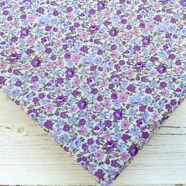 Tissu à fleurs, polycoton, petit imprimé, imprimé floral violet, tissu à fleurs, tissu à petites fleurs, tissu à coudre par demi-mètre