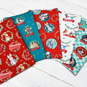 Puede incluir: Cinco cuadrados de tela diferentes con un diseño de Peter Rabbit con temática navideña. Las telas son rojas, blancas y verde azulado con una variedad de patrones que incluyen cuadros, lunares y coronas. El texto "Feliz Navidad Love Peter Rabbit" se repite en cada cuadrado.