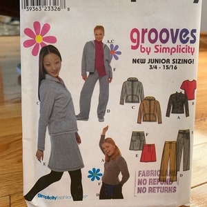 Puede incluir: Un patrón de costura para un atuendo de niña. El patrón incluye una chaqueta, una falda, pantalones y una blusa. El patrón es de Simplicity y se llama "grooves by Simplicity". El patrón es para las tallas 3/4 a 15/16.