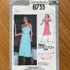 Peut inclure: Patron de couture Simplicity numéro 8733 pour une robe. Le patron comprend deux styles de robes différents, l'un en rose et l'autre en bleu. Le patron est pour les tailles 8, 10 et 12.