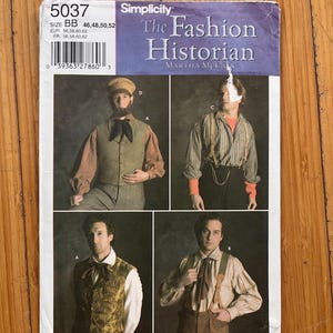 Può includere: Una busta per cartamodello Simplicity 5037 intitolata The Fashion Historian di Martha McCain. Il fronte mostra quattro varianti di camicie, gilet e pantaloni in stile storico in vari tessuti, colori e fantasie, incluse le bretelle.