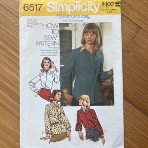 Puede incluir: Patrón de costura Simplicity número 6517 para una blusa. El patrón incluye instrucciones sobre cómo coser un cuello de camisa. El patrón es para la talla 10, contorno de pecho 83 cm. El patrón cuesta $ 1,00 en los EE. UU. y Canadá.