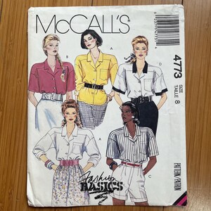 Może przedstawiać: Vintage wykrojnik krawiecki McCall's z ilustracjami damskich bluzek i szortów. Okładka wykroju zawiera tekst "McCall's" i "Fashion Basics". Numer wykroju to 4773, rozmiar 8.