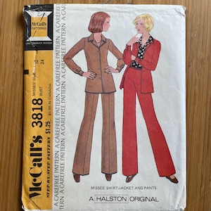 Peut inclure: Patron de couture vintage McCall's 3818 pour une chemise-veste et un pantalon. La couverture présente deux femmes en costumes marron et rouge. Le patron est un original Halston, avec les tailles 12 et buste 34.