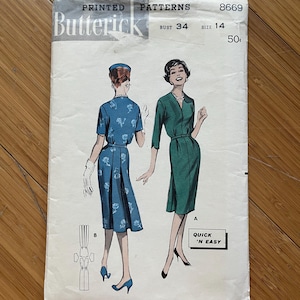 Peut inclure: Patron de couture vintage pour une robe, Butterick numéro 8669, taille 14, tour de poitrine 86 cm. Le patron présente deux femmes portant des robes, l'une en bleu à imprimé floral blanc et l'autre en vert. Le patron est intitulé "Quick 'N Easy".