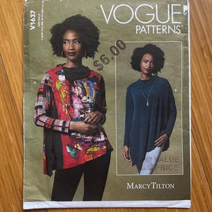 Könnte beinhalten: Vogue Patterns Schnittmuster für ein Oberteil mit zwei verschiedenen Stilen. Das Schnittmuster ist für die Größen 4-14. Das Schnittmuster kostet 6,00 €. Das Schnittmuster ist von Marcy Tilton.