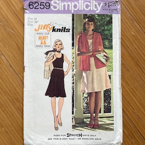 Può includere: Modello di cucito Simplicity numero 6259 per un abito, con due modelle che indossano l'abito. Il modello è solo per maglie elasticizzate e include istruzioni per un taglio facile e una cucitura facile. Il modello è progettato per un giro seno di 91,4 cm.