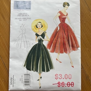 Puede incluir: Un patrón de costura vintage de Vogue Patterns, con ilustraciones de dos vestidos de estilo 1957. La portada incluye el texto "Original 1957 Design" y "Dessin Original de 1957". El número de patrón es V1172.