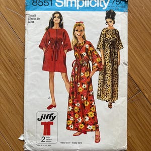Peut inclure: Patron de couture vintage Simplicity numéro 8551 pour une robe. Le patron est pour les tailles 8-10 et est étiqueté "Small" et "Miss". Le patron présente trois mannequins portant différentes versions de la robe, une en rouge, une à imprimé floral et une à imprimé léopard. Le patron est étiqueté "Jiffy" et "coupe facile, couture facile".