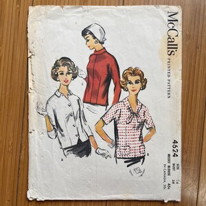Peut inclure: Patron imprimé McCall's vintage pour chemisiers pour femmes. La couverture présente des illustrations de trois femmes portant différents styles de chemisiers. Le numéro du patron est 4624, avec des tailles de poitrine de 36 et 38. Le prix au Canada est de 50c.