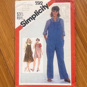 Puede incluir: Un sobre de patrón de costura Simplicity 5512 para ropa de maternidad. La portada presenta ilustraciones de tres atuendos diferentes: un mono azul estilo mezclilla, un vestido tipo pichi marrón y un mameluco a rayas rojas y blancas, con borde rojo.