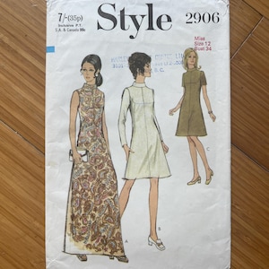 Peut inclure: Patron de couture vintage pour une robe, avec trois styles différents. Le patron est pour la taille 12, tour de poitrine 34. Le patron est de Style 2906.