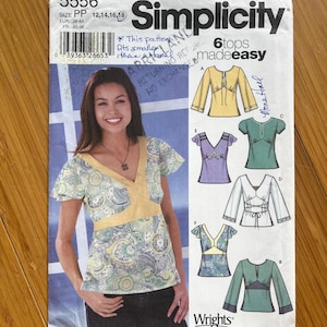 Può includere: Un cartamodello per sei top, Simplicity modello numero 5556, taglie 12, 14, 16 e 18. Il cartamodello include una modella che indossa un top stampato con un bordo giallo, e sei diversi stili di top.