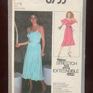 Peut inclure: Patron de couture Simplicity numéro 8733 pour une robe. Le patron est pour les tailles 8, 10 et 12. Le patron comprend des instructions pour la confection d'une robe à col à volants et à jupe portefeuille. Le patron est pour un tissu en tricot.