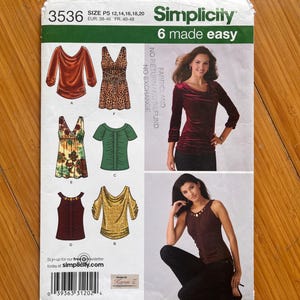 Puede incluir: Un sobre de patrón de costura Simplicity 3536 para tops en tallas 38-46. El frente muestra ilustraciones de seis estilos diferentes de tops, incluyendo diseños de manga larga y sin mangas, junto a fotos de dos prendas terminadas.