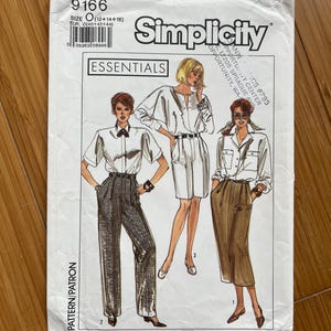 Puede incluir: Patrón de costura Simplicity número 9166, Essentials, talla O (12+14+16), EUR O (40+42+44). El patrón incluye tres estilos diferentes: una blusa blanca con cuello abotonado, una falda blanca con cierre de botones en la parte delantera y pantalones marrones de cintura alta.