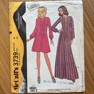 Peut inclure: Patron de couture vintage McCall's numéro 3739 pour une robe ou un caftan pour femmes. Le patron est pour les tailles 12-34 et comprend des instructions pour deux styles différents. Le patron est étiqueté "Extra Carefree" et "Pounds-Thinner".