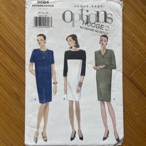 Könnte beinhalten: Ein Schnittmuster für ein Kleid mit drei verschiedenen Stilen. Das Schnittmuster ist für die Größen 20-22-24. Das Schnittmuster heißt "Options" und ist von Vogue Easy.