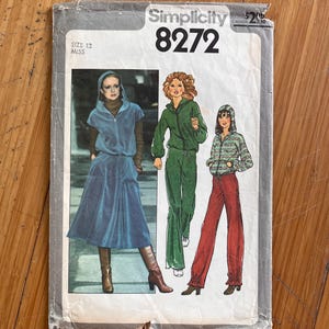 Peut inclure: Une pochette de patron de couture Simplicity 8272 pour taille 12 miss. La couverture présente des illustrations de hauts et bas à capuche, dont une robe bleue à capuche, une veste verte à capuche avec pantalon assorti et une veste à motifs.