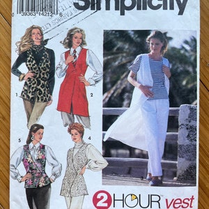 Può includere: Un cartamodello per un gilet, con quattro stili diversi mostrati. Il cartamodello si chiama "2 Hour Vest" ed è del modello Simplicity numero 8489.