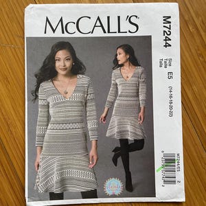 Könnte beinhalten: Ein Schnittmuster für ein Kleid mit V-Ausschnitt, langen Ärmeln und einem ausgestellten Rock. Das Schnittmuster ist für die Größen 14-16-18-20-22 und stammt von McCall's. Die Schnittmuster-Nummer ist M7244.