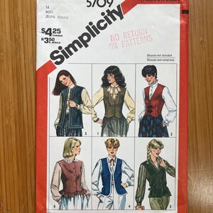 Könnte beinhalten: Simplicity Schnittmuster 5709 für Damenblusen und -westen. Das Muster zeigt Illustrationen verschiedener Blusen- und Westendesigns. Das Cover ist rot und weiß mit dem Simplicity-Logo und Text.