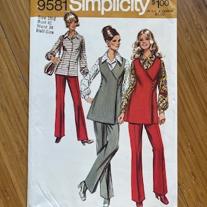 Peut inclure: Patron de couture vintage Simplicity numéro 9581 pour une tenue femme taille demi-grande. Le patron comprend trois looks différents : un chemisier rayé avec un pantalon, un gilet avec un pantalon et un chemisier à manches longues avec un gilet et un pantalon. Le patron est pour les tailles 18 1/2, tour de poitrine 41, tour de taille 34.