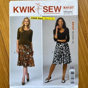 Puede incluir: Un patrón de costura Kwik Sew, K4137, para faldas de mujer. La portada del patrón presenta a dos mujeres modelando diferentes estilos de falda. El texto "KWIK Start. Learn-to-Sew" también es visible.