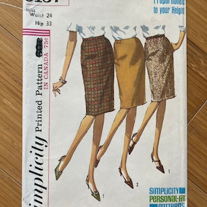 Może przedstawiać: Wzorzec szycia vintage Simplicity numer 6137 do spódnicy. Wzorzec jest dla dziewczyny z talią 61 cm i biodrami 84 cm. Wzorzec jest drukowany w Kanadzie i kosztuje 75 centów. Wzorzec jest do spódnicy dopasowanej do wzrostu.