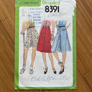 Peut inclure: Patron de couture Simplicity 8391 vintage, avec trois modèles de jupes. Le patron comprend des mesures pour une taille de 71 cm et provient d'Eaton's Brentwood Fabrics. La couverture est verte avec des illustrations et du texte.