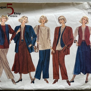 以下が含まれることがあります： 5つの簡単なピースのための縫製パターン、ヴォーグパターン番号2519、サイズ8-10-12。パターンは、スカートとジャケット、パンツとジャケット、スカートとベスト、パンツとトップなど、さまざまな服装を着た4人の女性を示しています。