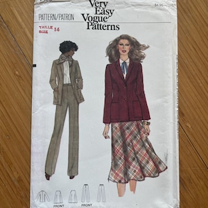 Może przedstawiać: Wzorzec szycia vintage do spódnicy i spodni. Wzór jest dla rozmiaru 14 i pochodzi z Very Easy Vogue Patterns. Wzór przedstawia kobietę w brązowym garniturze ze spodniami i kobietę w czerwonym blazerze i spódnicy w kratę.