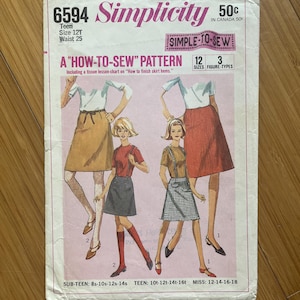 Peut inclure: Patron de couture Simplicity numéro 6594 pour une jupe. Le patron est pour les tailles 12T, 10-12-14-16 et 12-14-16-18. Le patron comprend un tableau de leçon sur papier de soie sur la façon de terminer les ourlets de la jupe. Le patron est étiqueté "Simple-to-Sew" et comprend trois types de silhouettes.